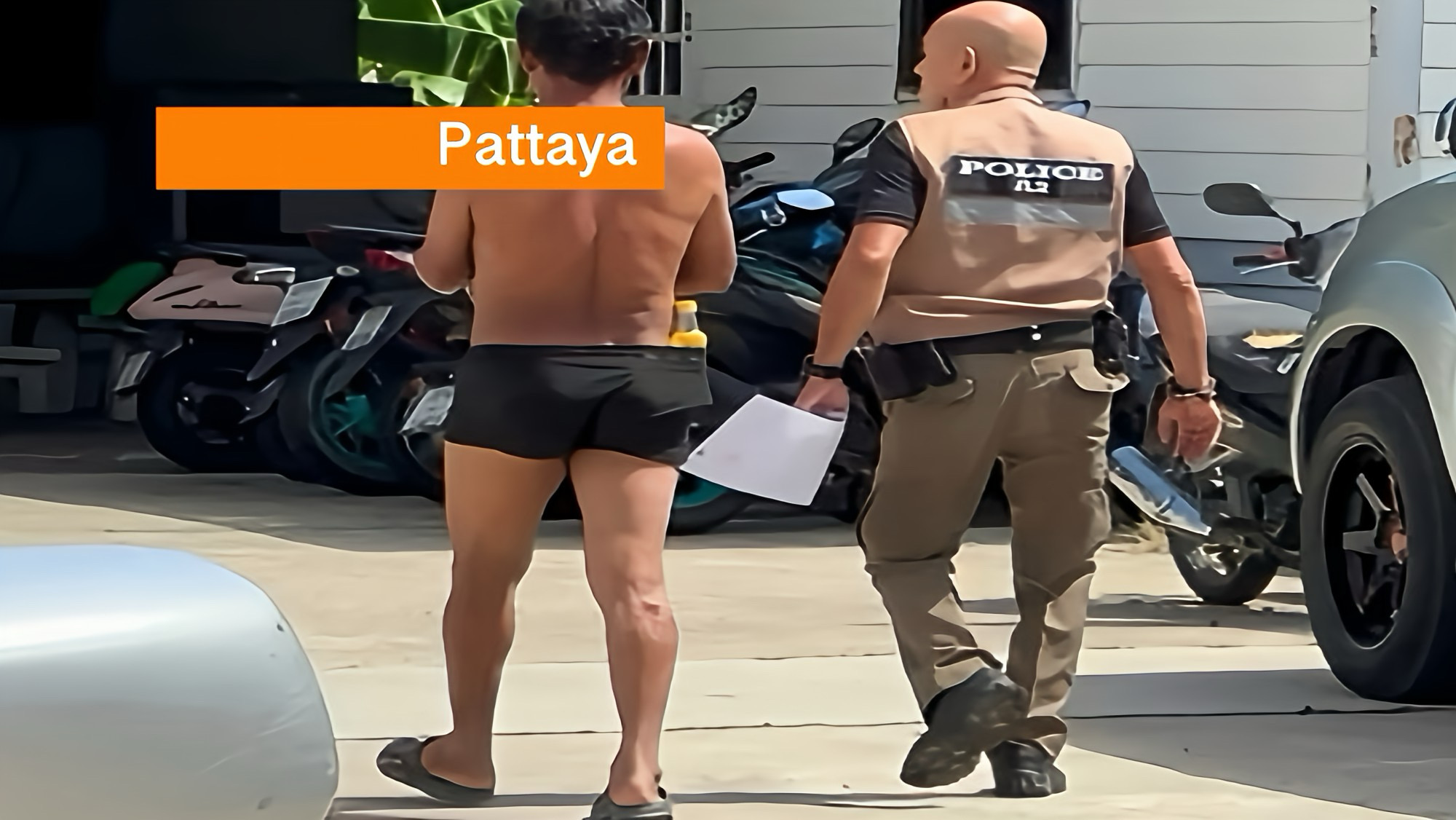 Thaise man tijdens het vissen Mab Prachan-meer bij Pattaya beroofd van zijn bovenkleding en motor.