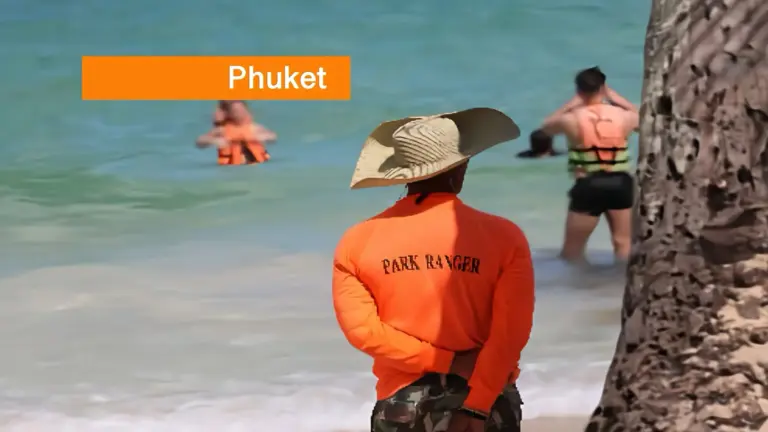 Het eiland Phuket in Zuid-Thailand waarschuwt dat er, ondanks het stralende weer, levensgevaarlijke stromingen aanwezig zijn.