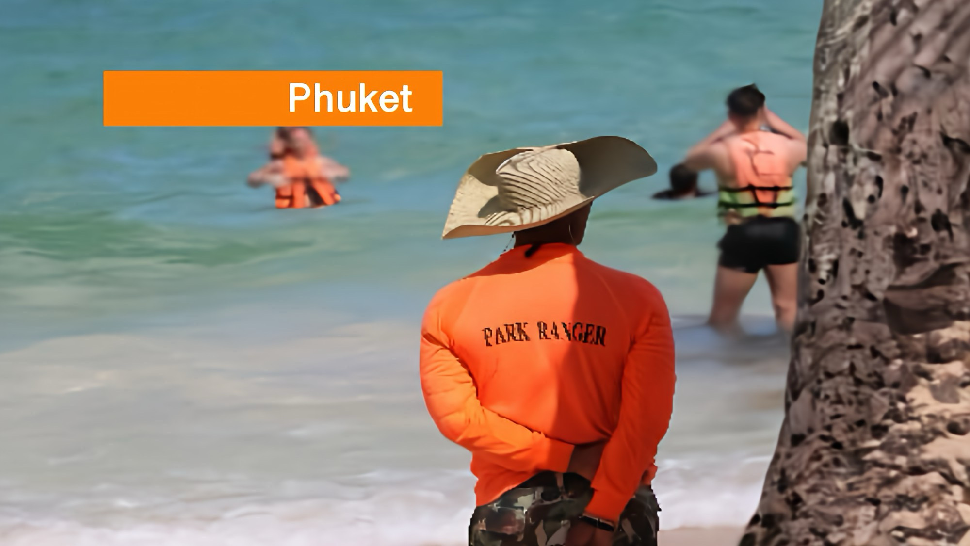 Het eiland Phuket in Zuid-Thailand waarschuwt dat er, ondanks het stralende weer, levensgevaarlijke stromingen aanwezig zijn.
