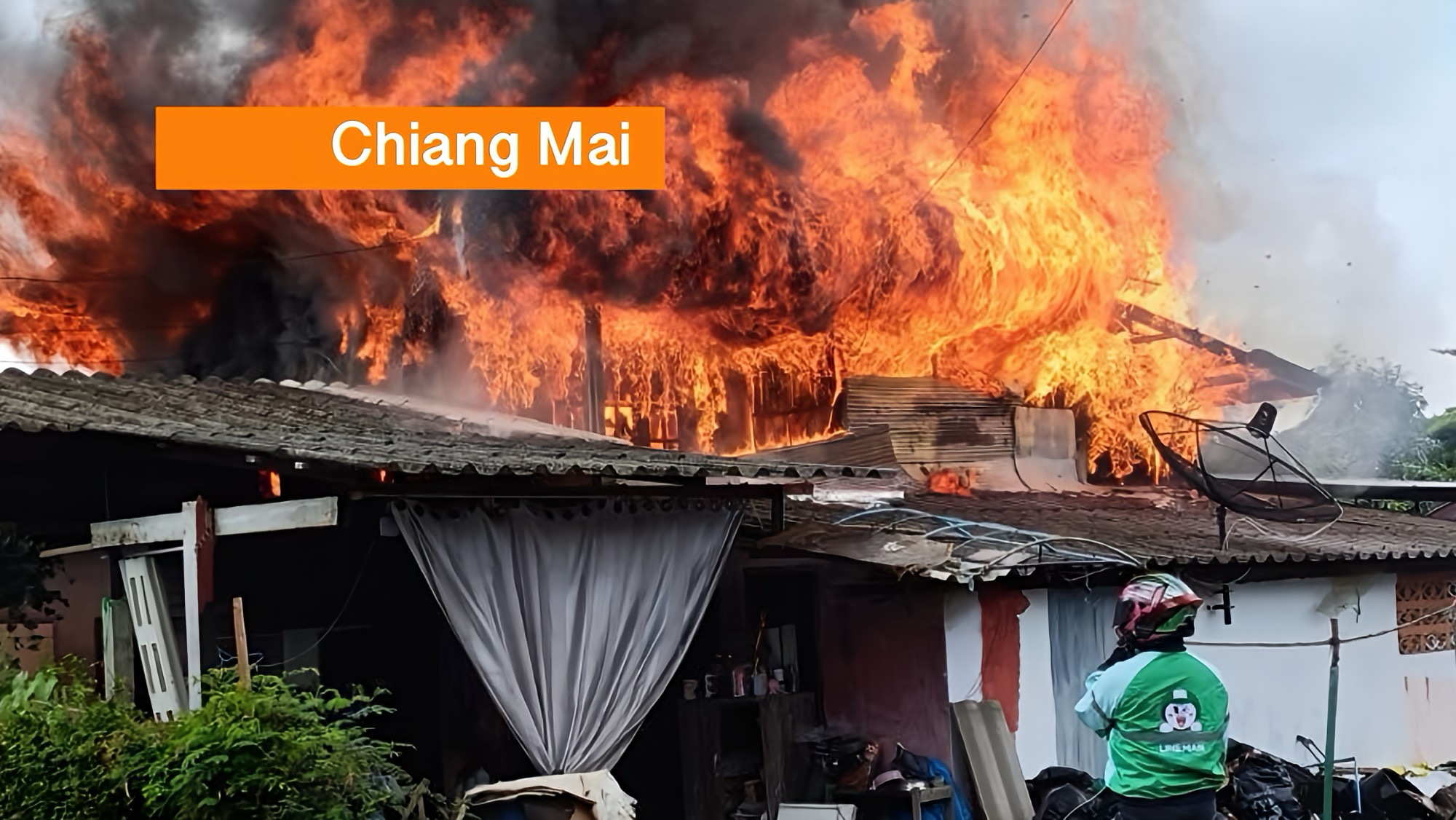 Houten woning in Noord-Thailand verwoest door brand, gelukkig bleven de bewoners ongedeerd