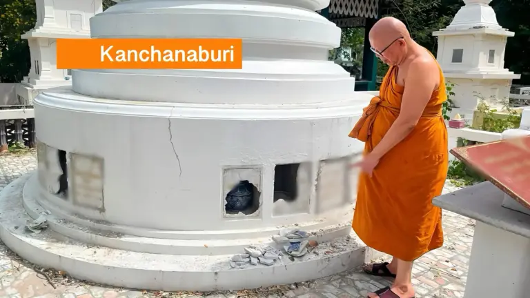 Grafschenners vernielen stoepa’s en stelen koperen urnen in West-Thailand.