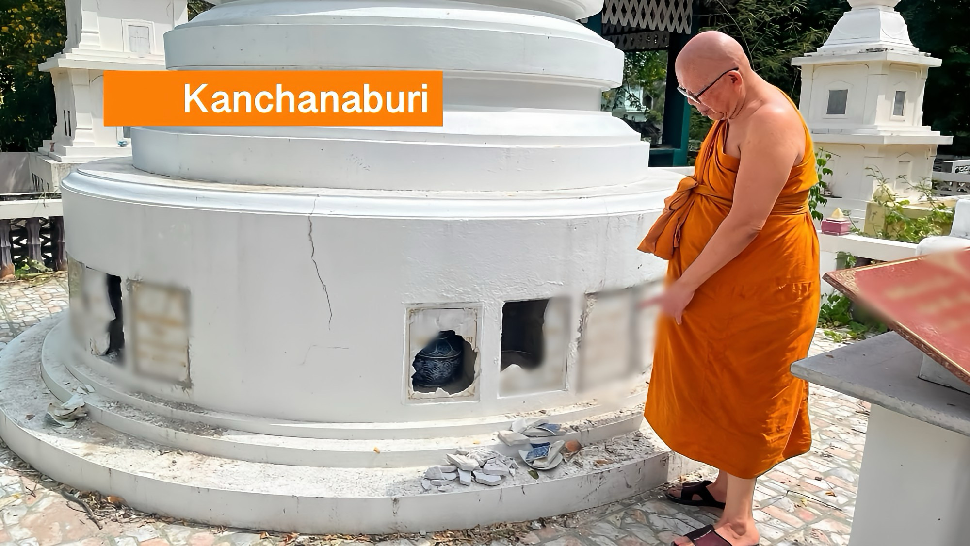 Grafschenners vernielen stoepa’s en stelen koperen urnen in West-Thailand.