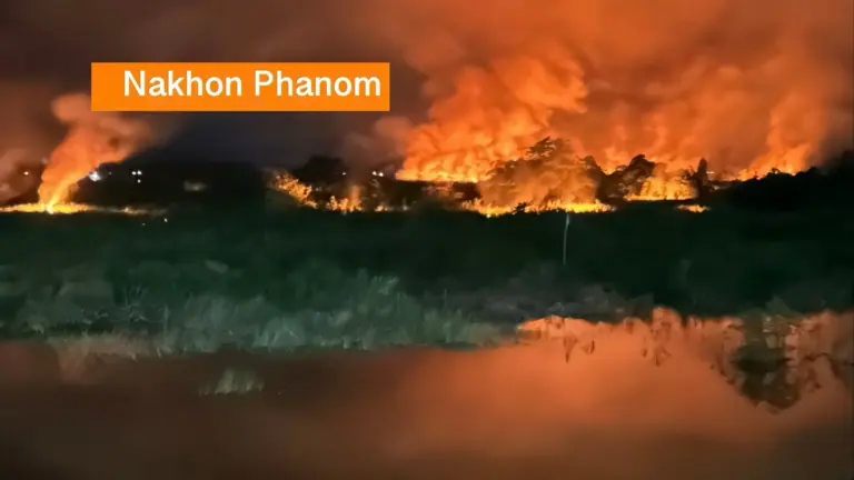 Gigantische brand zet nieuw zand­eiland in Mekong bij Thais‑Laotiaanse grens in lichterlaaie.