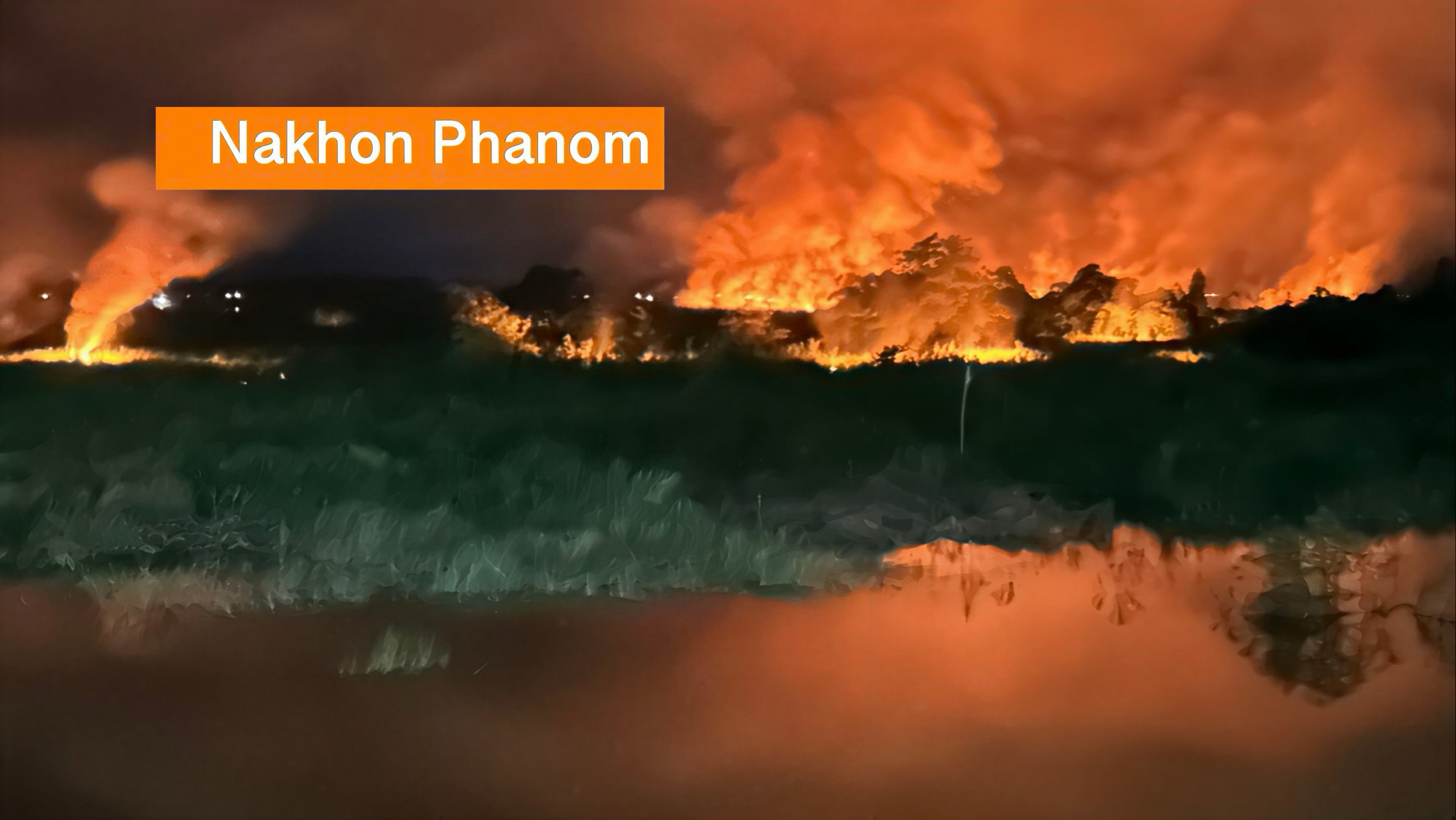 Gigantische brand zet nieuw zandeiland in Mekong bij Thais‑Laotiaanse grens in lichterlaaie.