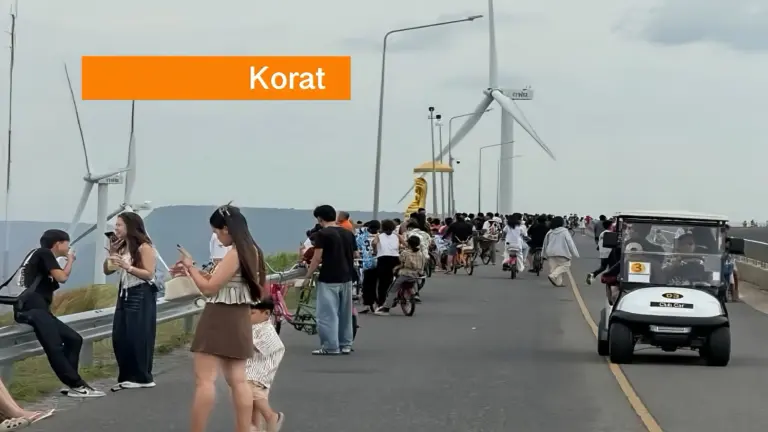 Drukte en vergezichten tijdens boeddhistische vastentijd in Noordoost-Thailand bij de Khao Yai Thiang.