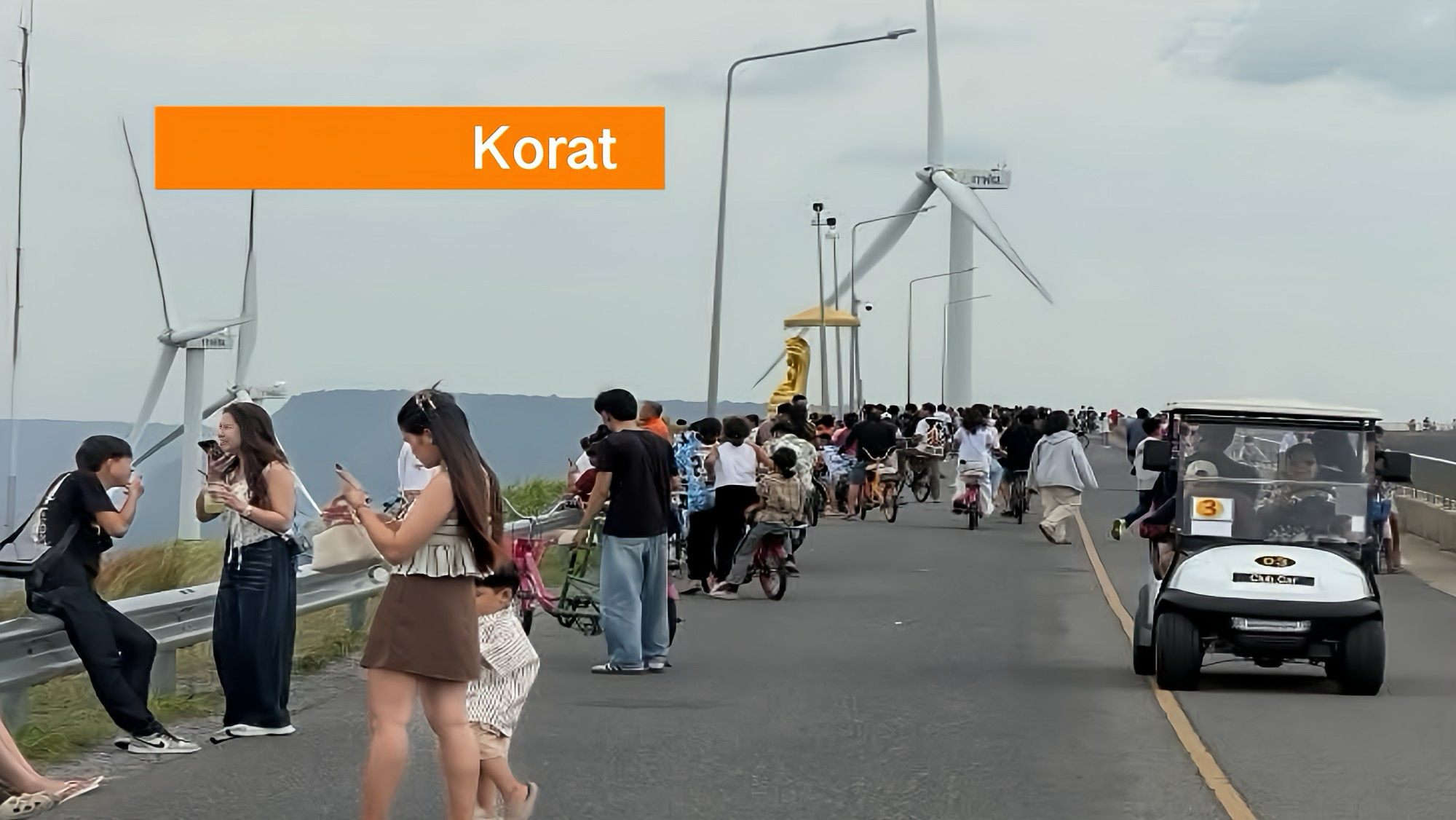 Drukte en vergezichten tijdens boeddhistische vastentijd in Noordoost-Thailand bij de Khao Yai Thiang.