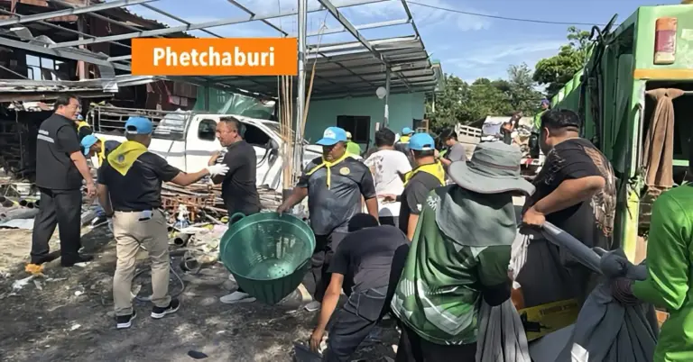 Tientallen vrijwilligers rukten uit na een vuurwerkontploffing in Centraal-Thailand.
