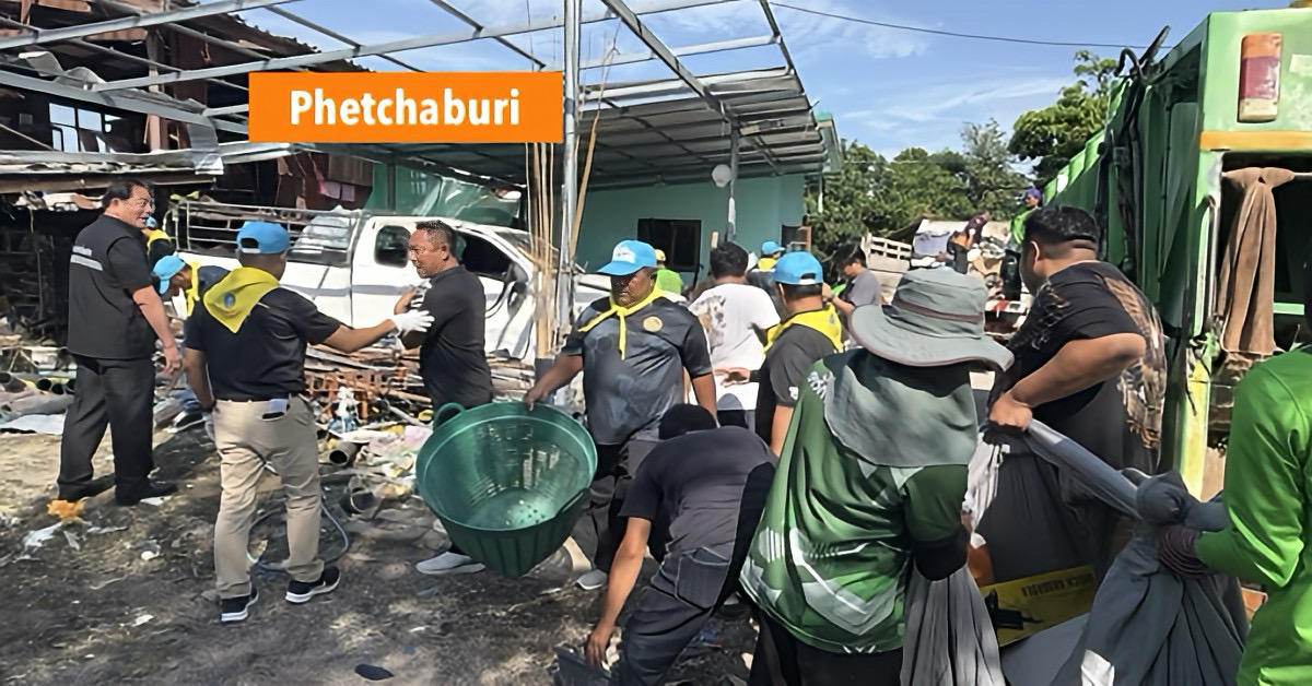 Tientallen vrijwilligers rukten uit na een vuurwerkontploffing in Centraal-Thailand.