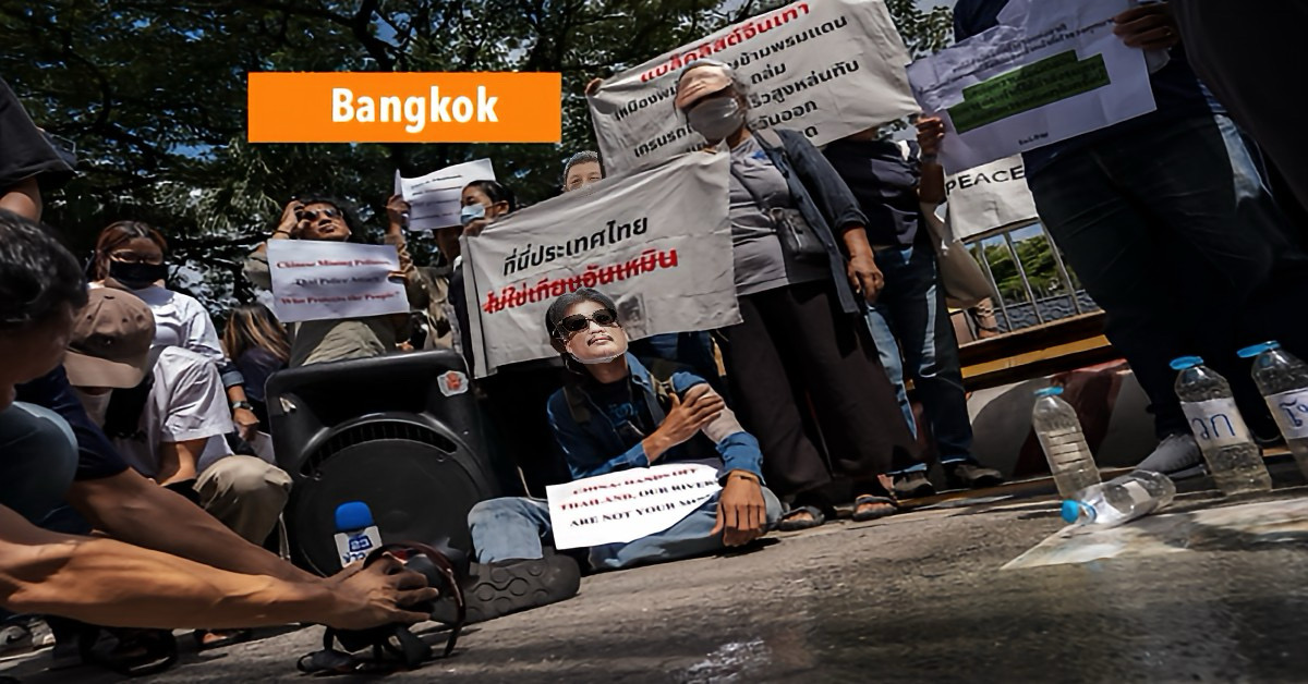 Protesten in de hoofdstad van Thailand; woede over vervuilde rivieren door Chinese bedrijven uit zich momenteel bij de Chinese ambassade in Bangkok.