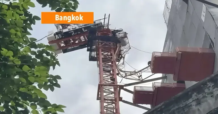 Bewoners van de wijk Pathum Wan in de hoofdstad van Thailand, hielden tijdens het onweer hun hart vast, nadat de arm van een bouwkraan afbrak.