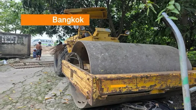 Bulldozer verplettert wijkgezondheidsvrijwilliger bij haar woning in Bangkok.