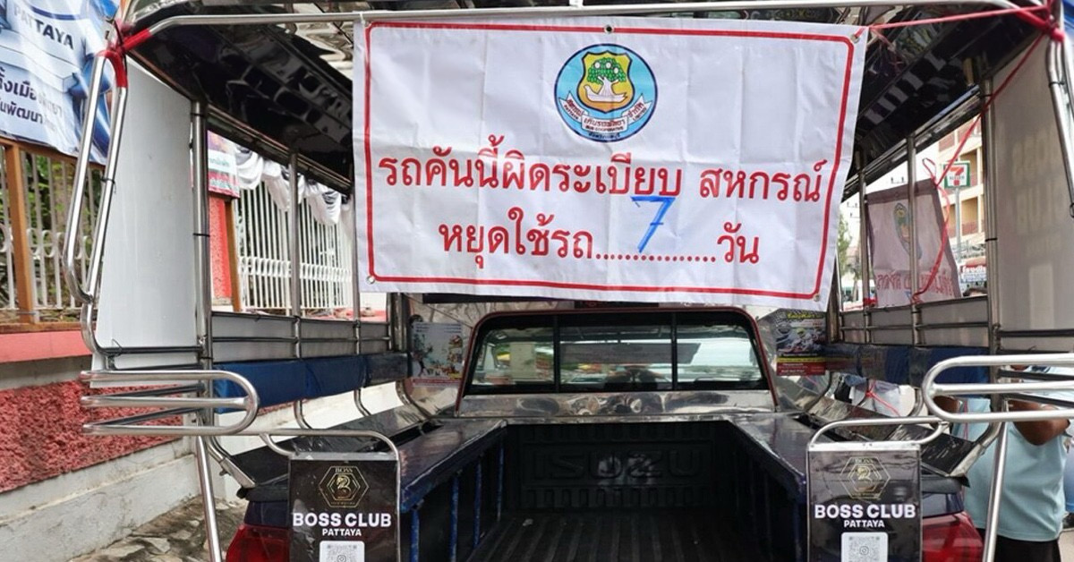 Songthaew-chauffeur in Pattaya zeven dagen geschorst na klacht over te hoge tarieven.
