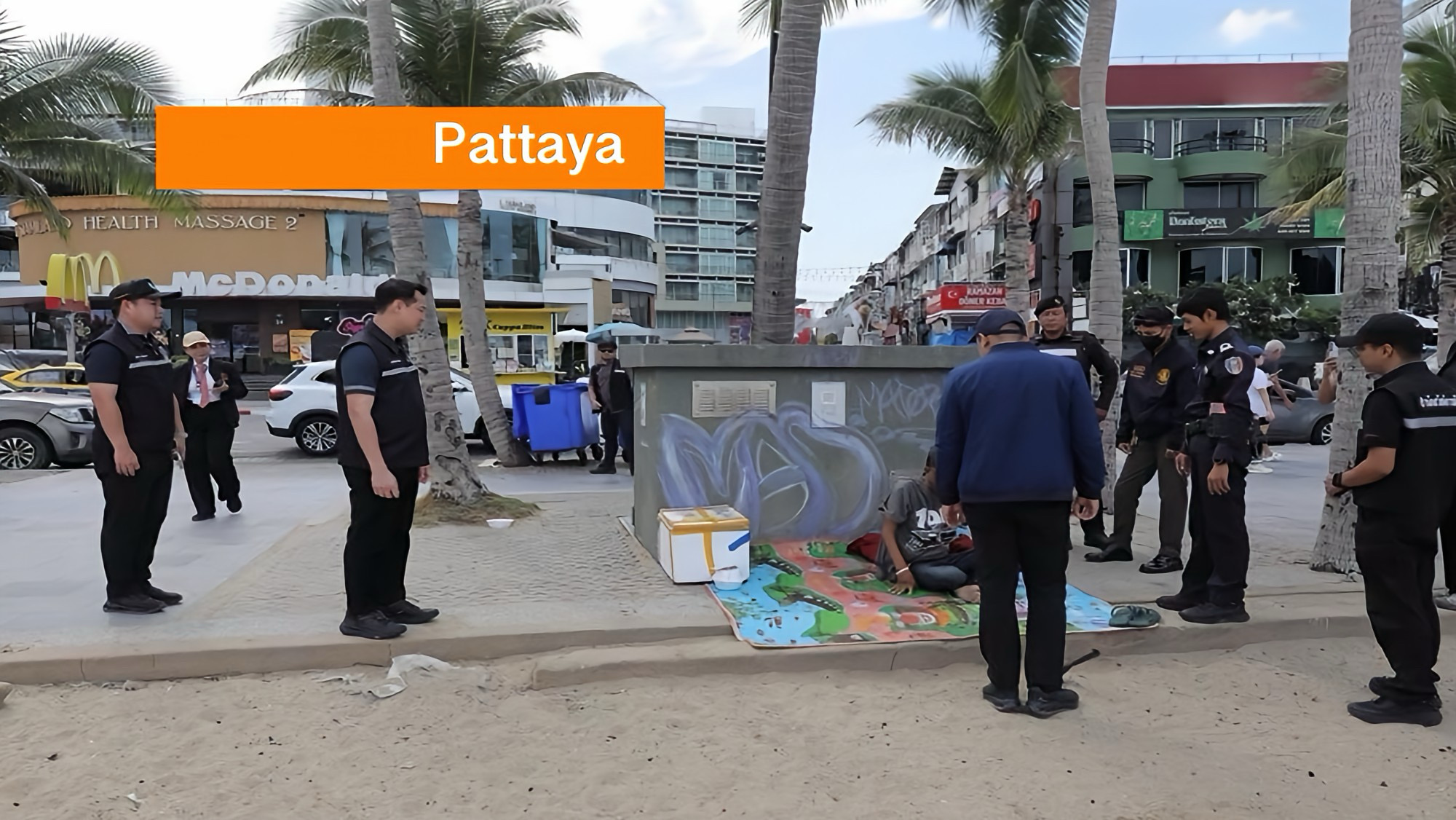 Pattaya pakt strandproblematiek aan met combinatie van hulpverlening en handhaving.
