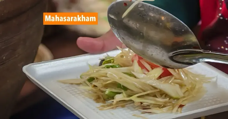 De provincie Mahasarakham in Noordoost‑Thailand laat Som Tam‑kraampjes controleren nadat duizenden studenten zijn besmet met leverbotinfecties.