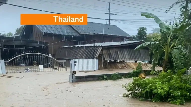 Kop: TMD waarschuwt voor zware buien en flitsoverstromingen in grote delen van Thailand