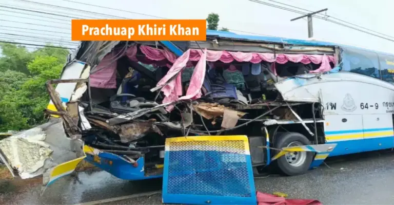 Toerbus probeert in Prachuap Khiri Khan uit te wijken maar dit gaat finaal mis, de toerbus raakt eerst vrachtwagen, daarna nog eens botsing met pick-up truck.