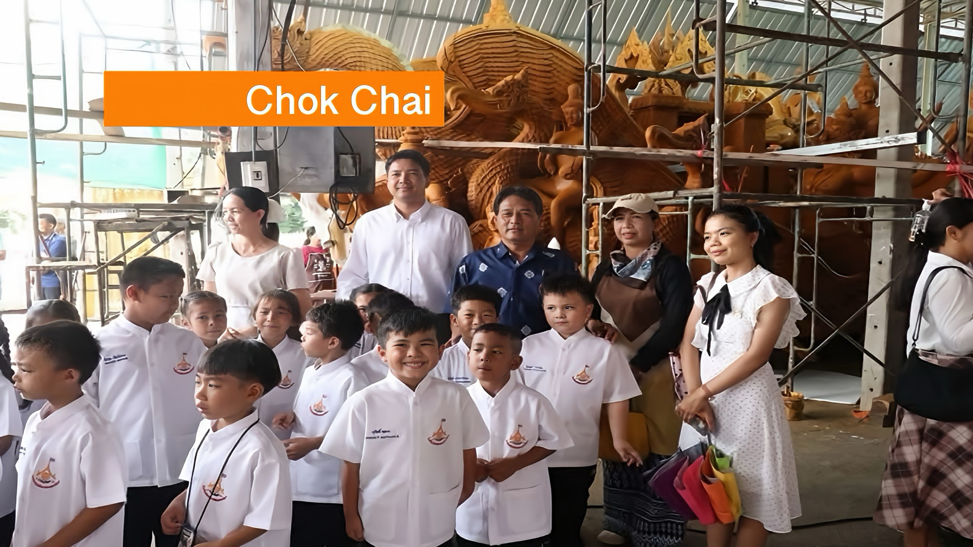 De wassenbeelden met de voorstelling van Lalisa Manoban gaan bij een kaars-processie in Noordoost-Thailand de show stelen.