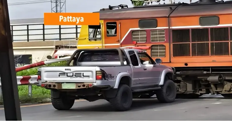 Ongeduldige “domme” buitenlander ontsnapt in Pattaya op het nippertje door onder dalende spoorbomen door te rijden.