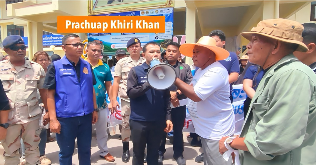 Kokosnoottelers bestormden het districtskantoor van Bang Saphan in Prachuap Khiri Khan en eisen uitleg van de Thaise FDA over de invoer van diepgevroren kokosmelk.