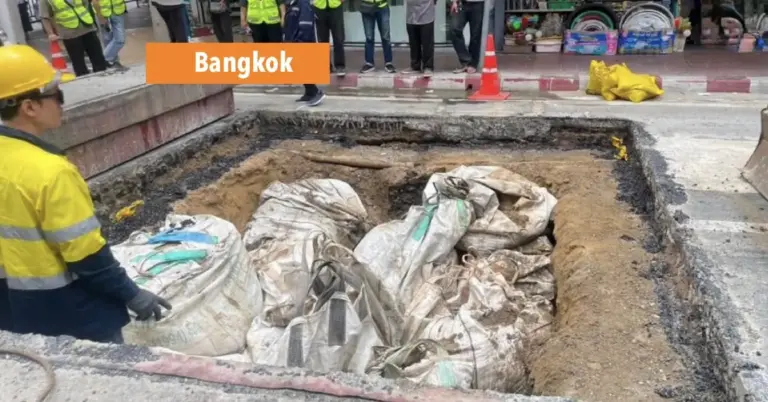 Weginstorting legt twee rijstroken stil bij Mega Plaza-brug in de hoofdstad van Thailand.