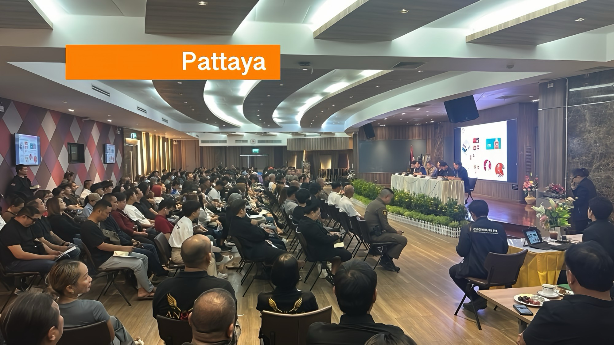Pattaya verscherpt de brandveiligheidsvoorschriften; de gouverneur van Chonburi dreigt met intrekking van vergunningen bij overtredingen.