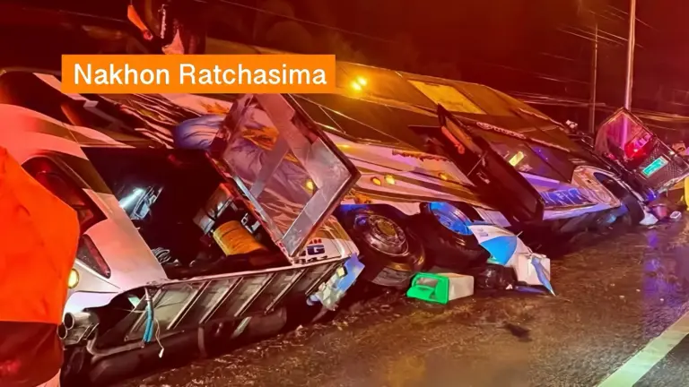 Gecharterde bus in Noordoost-Thailand gekanteld, resulterend in ruim veertig gewonden.
