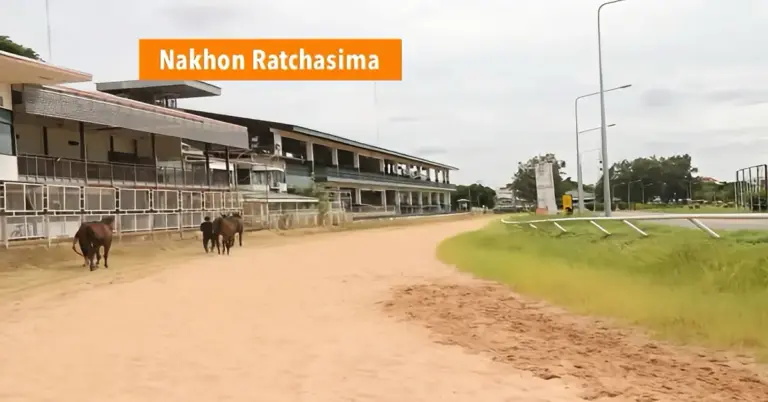 Na zes jaar kan men in Noordoost-Thailand weer een “gokje” wagen 😇 op de paardenrenbaan van Korat.