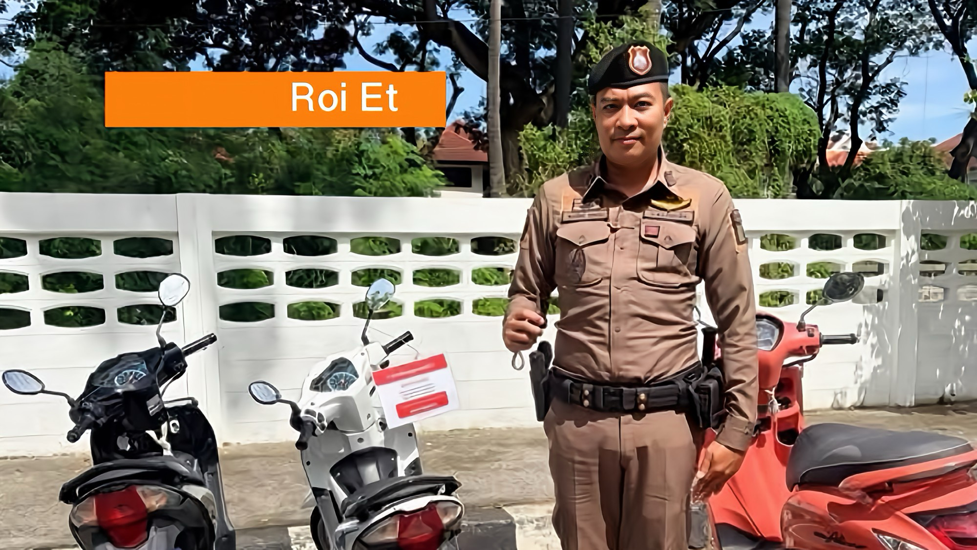 Twee Thaise tieners in Noordoost-Thailand keken op hun neus, toen de politie de aanwezige sleutels uit hun motorfietsen had gehaald om diefstal voorkomen.