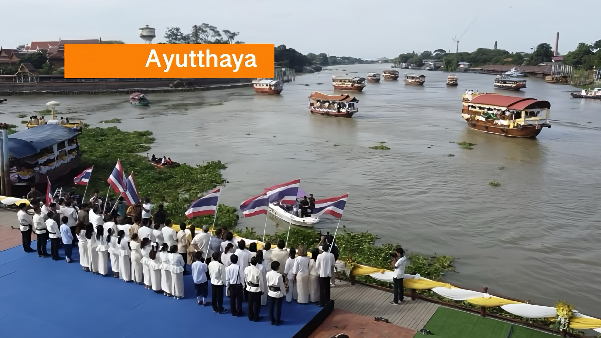 De in Centraal-Thailand gelegen stad Ayutthaya baadde gisteren in kaarslicht, toen een armada van 75 versierde boten over de Chao Phraya en de Pa Sak voer.