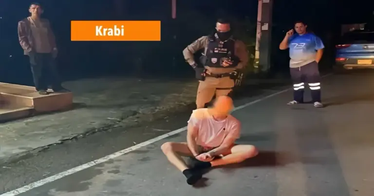 Een Canadees heeft in Zuid-Thailand een wel heel bijzondere rit gemaakt door met een ambulance van het Krabi ziekenhuis te gaan joyriden.