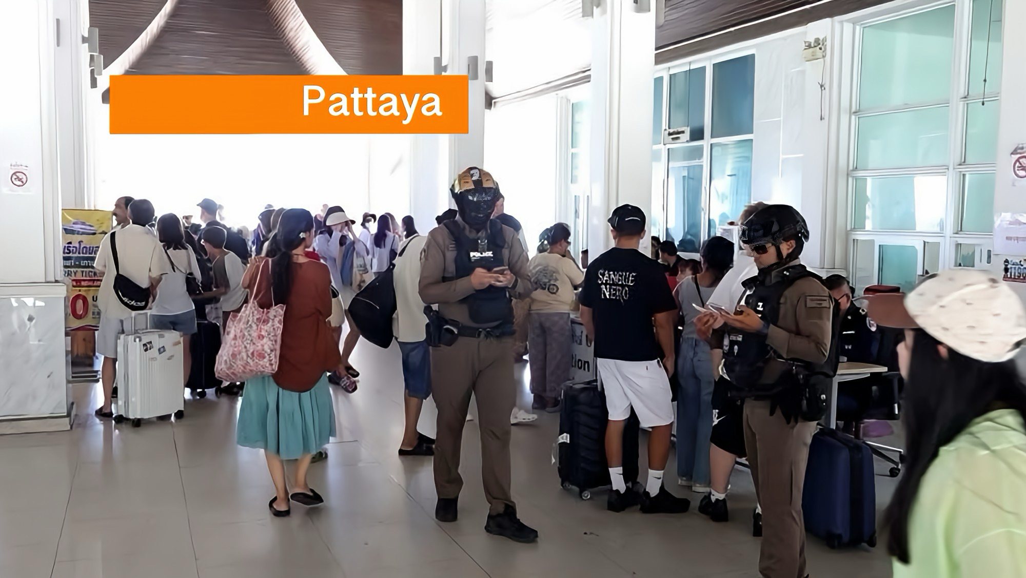 Politie Pattaya houdt een oogje in het zeil bij veerboot naar Koh Larn na online geruchten dat Italiaanse scholieren keet wilde schoppen.