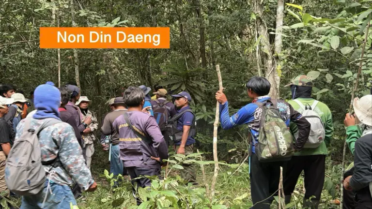 22‑jarige man na zeven dagen levend teruggevonden in de jungle in Noordoost‑Thailand; familie uitzinnig van vreugde.