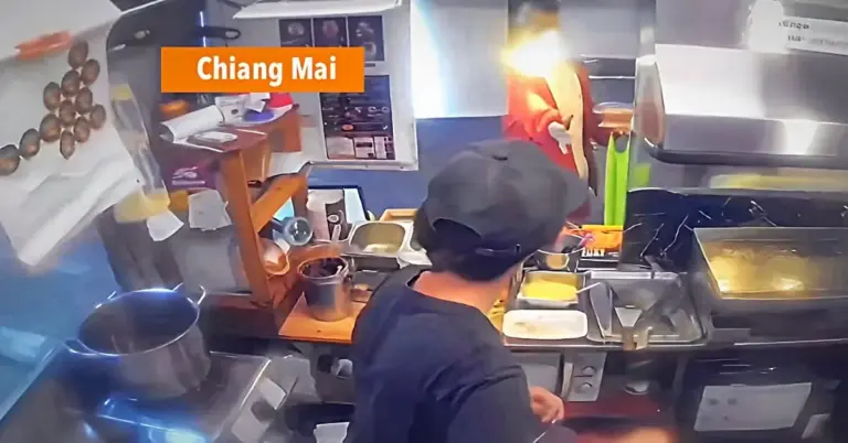 Asociale Chinese toerist trapt zijn net bestelde burger bij burgerzaak in Noord-Thailand plat.