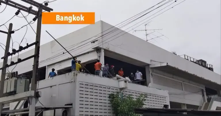Een dekplaat van een gebouw in Bangkok is naar beneden gevallen, waardoor een Thaise man op slag om het leven is gekomen, zijn vriend ligt zwaar gewond in het ziekenhuis.
