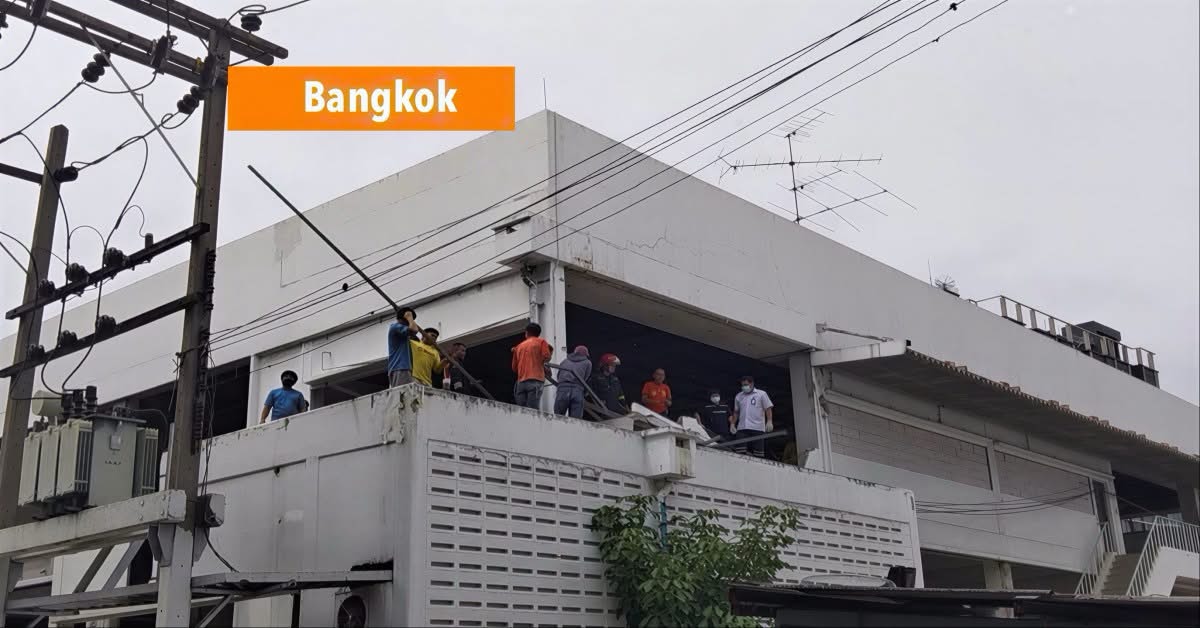 Een dekplaat van een gebouw in Bangkok is naar beneden gevallen, waardoor een Thaise man op slag om het leven is gekomen, zijn vriend ligt zwaar gewond in het ziekenhuis.