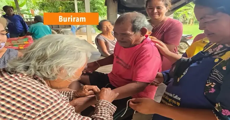 Het geluk uit de wereld lacht een 72‑jarige rijstboer uit Noordoost-Thailand toe, bij het winnen van 6 miljoen baht in de loterij.