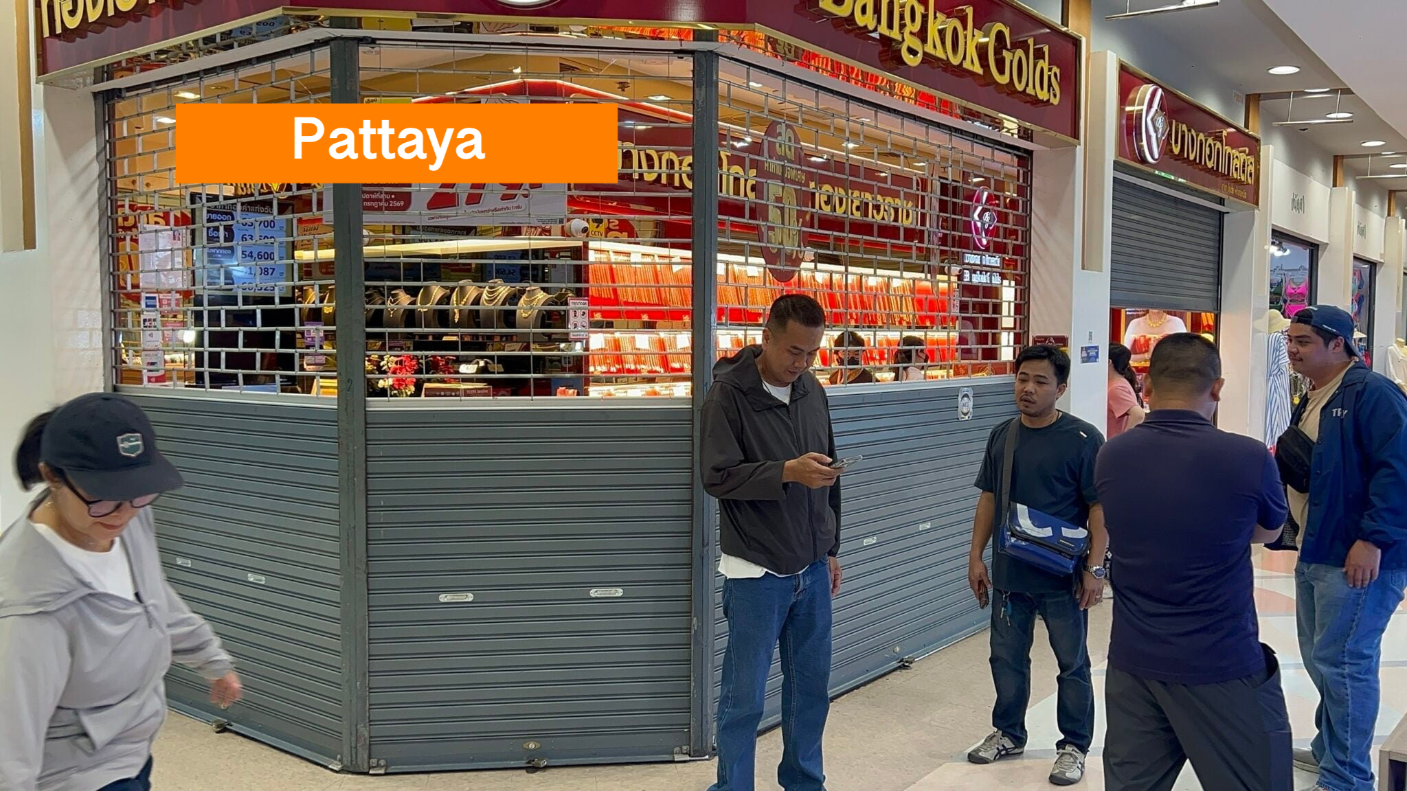 De politie in Pattaya zoekt met man en macht naar een Thaise man die onder bedreiging een gouden ketting uit een juwelierszaak stal.