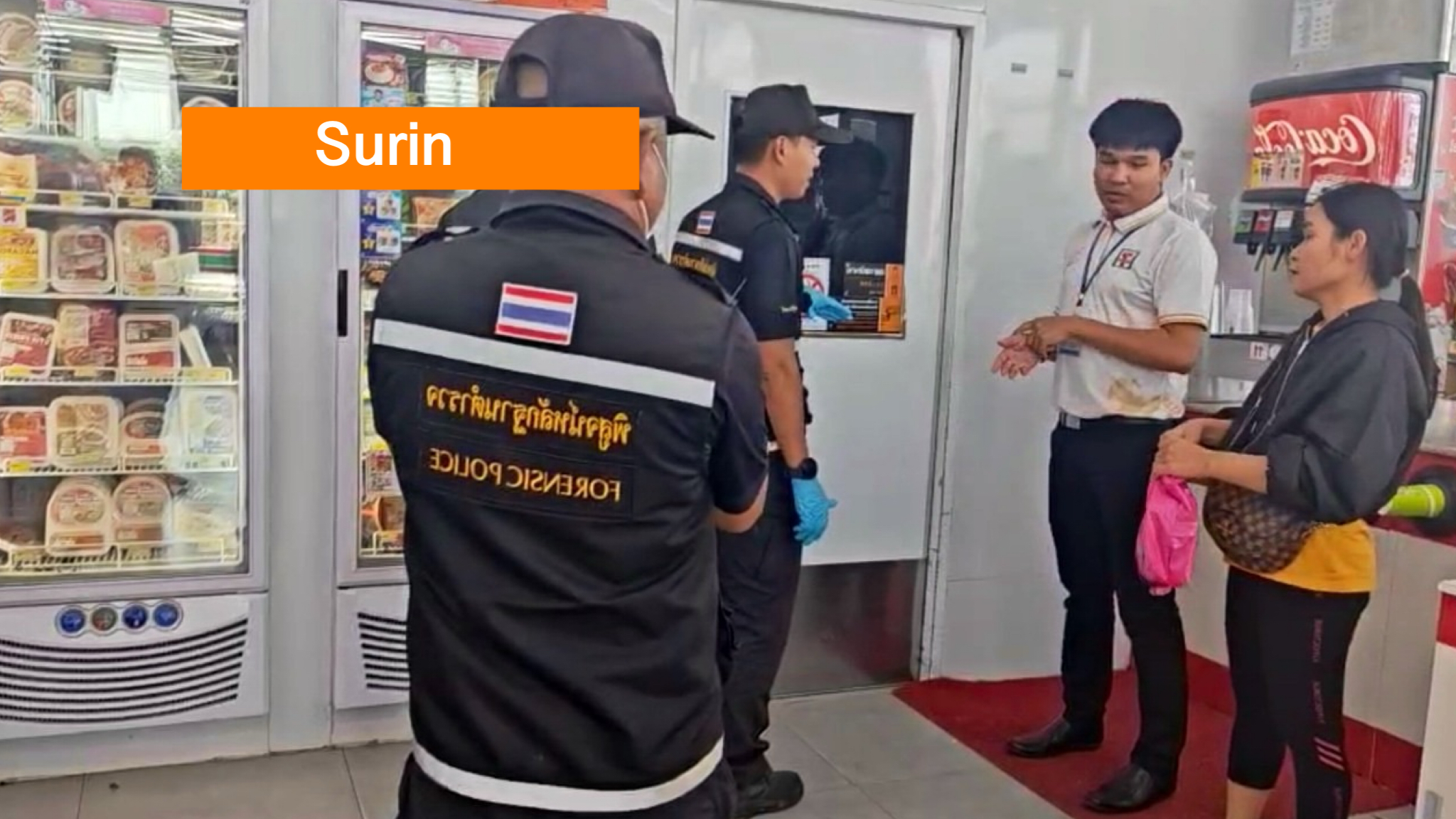 Een dappere beveiliger in Noordoost-Thailand twee gewapende overvallers weten tegen te houden bij een 7/Eleven, de bevolking is vol lof over zijn actie.