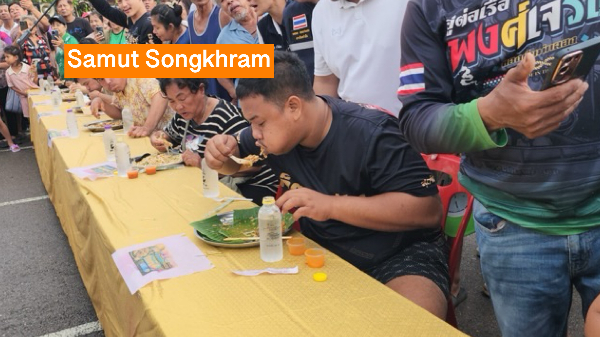 In Centraal-Thailand versloeg een arbeidsmigrant de titelverdediger door in vier minuten één kilo gefrituurde oesters naar binnen te werken.