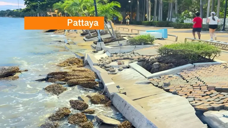 Golven knabbelen aan de kust van Krating Lai gebied in Pattaya; extra bootveiligheid naar Koh Larn is gezien het onrustige weer gewenst.