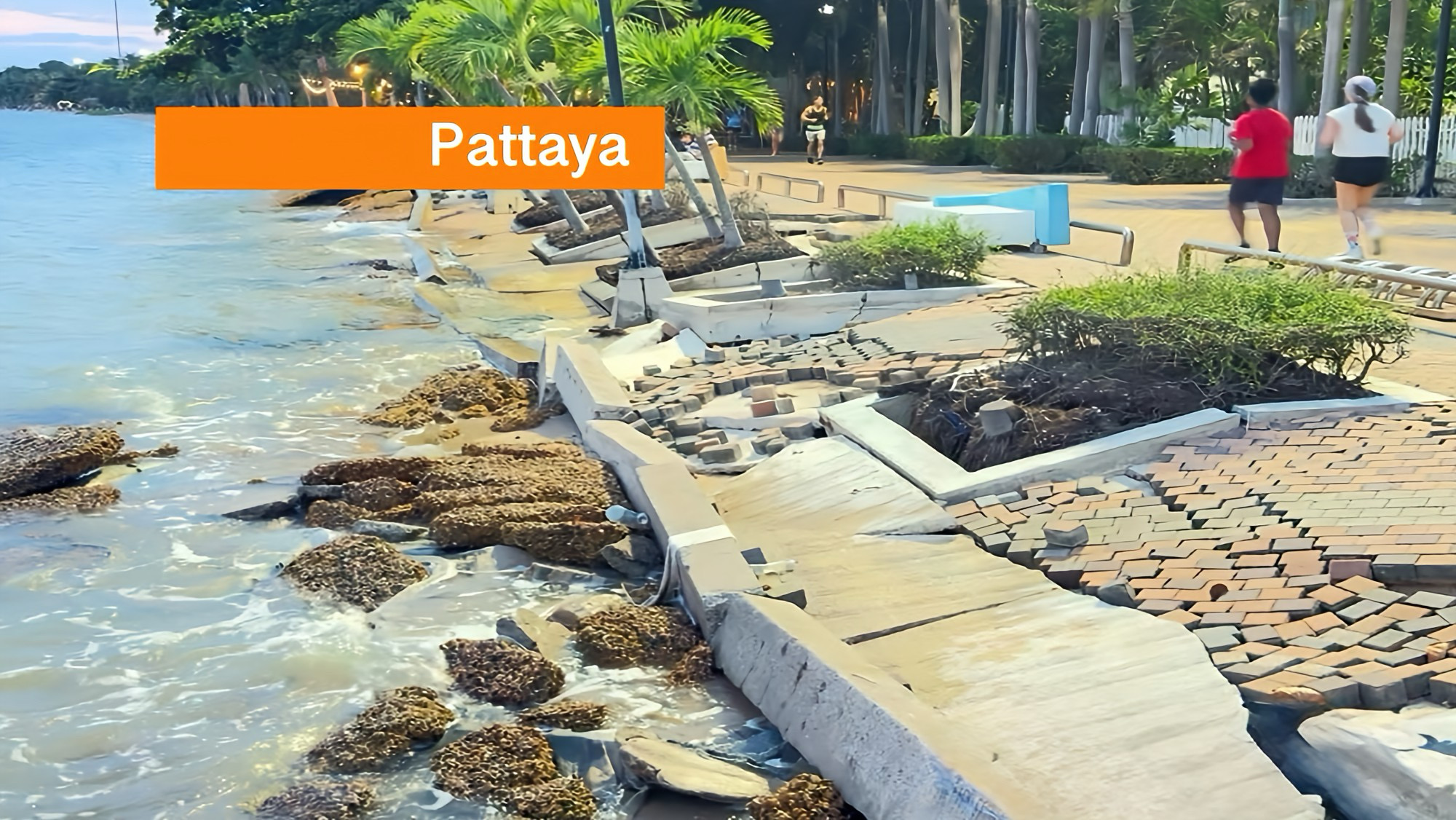 Golven knabbelen aan de kust van Krating Lai gebied in Pattaya; extra bootveiligheid naar Koh Larn is gezien het onrustige weer gewenst.