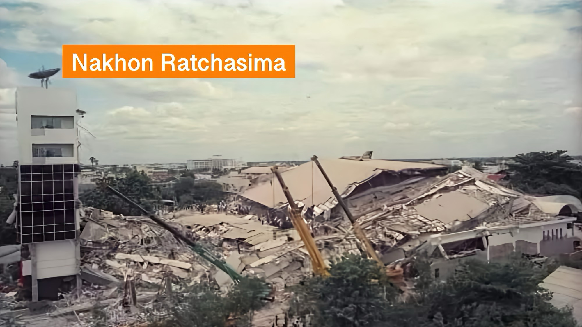 Thailand herdenkt na 33 jaar nog steeds de instorting van het Royal Plaza Hotel in Nakhon Ratchasima.