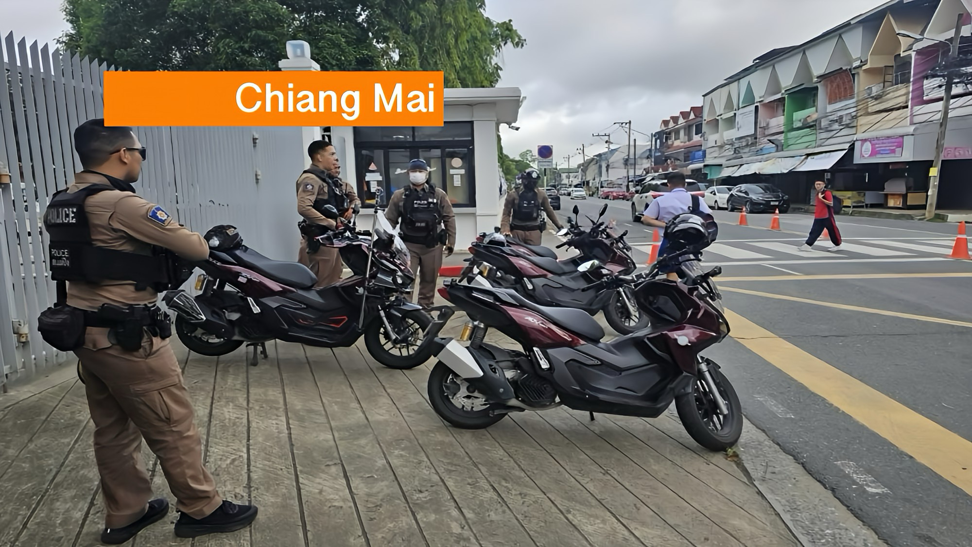 Dreiging in groepschat zorgt voor paniek bij school in Noord‑Thailand; politie ingezet voor strenge bewaking.