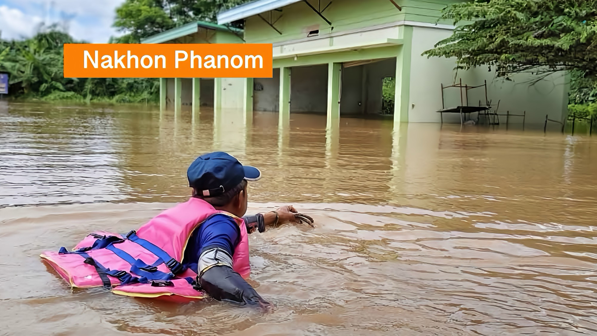 De vrees in Noordoost-Thailand is bewaarheid: de Mekong rivier is aan het overstromen, de grensmarkt van Nakhon Phanom staat nu onder water.