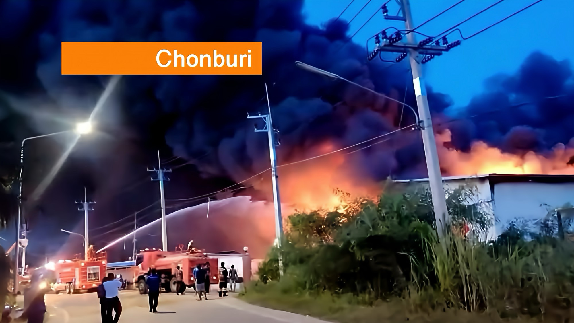 Grote brand legt deel van matrassenfabriek in Oost-Thailand in de as.