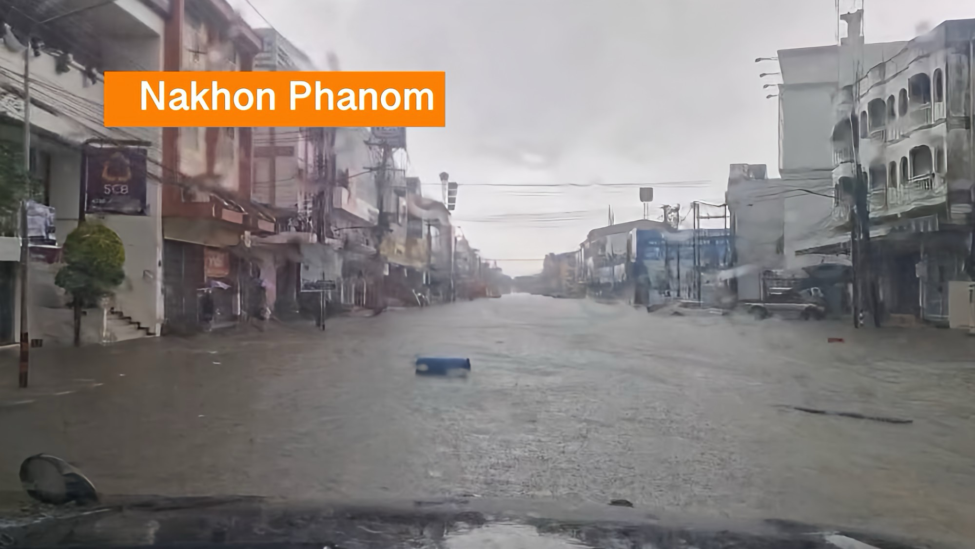De stad Nakhon Phanom Noordoost-Thailand getroffen door zwaarste regenval in 30 jaar, stadscentrum compleet overstroomd.