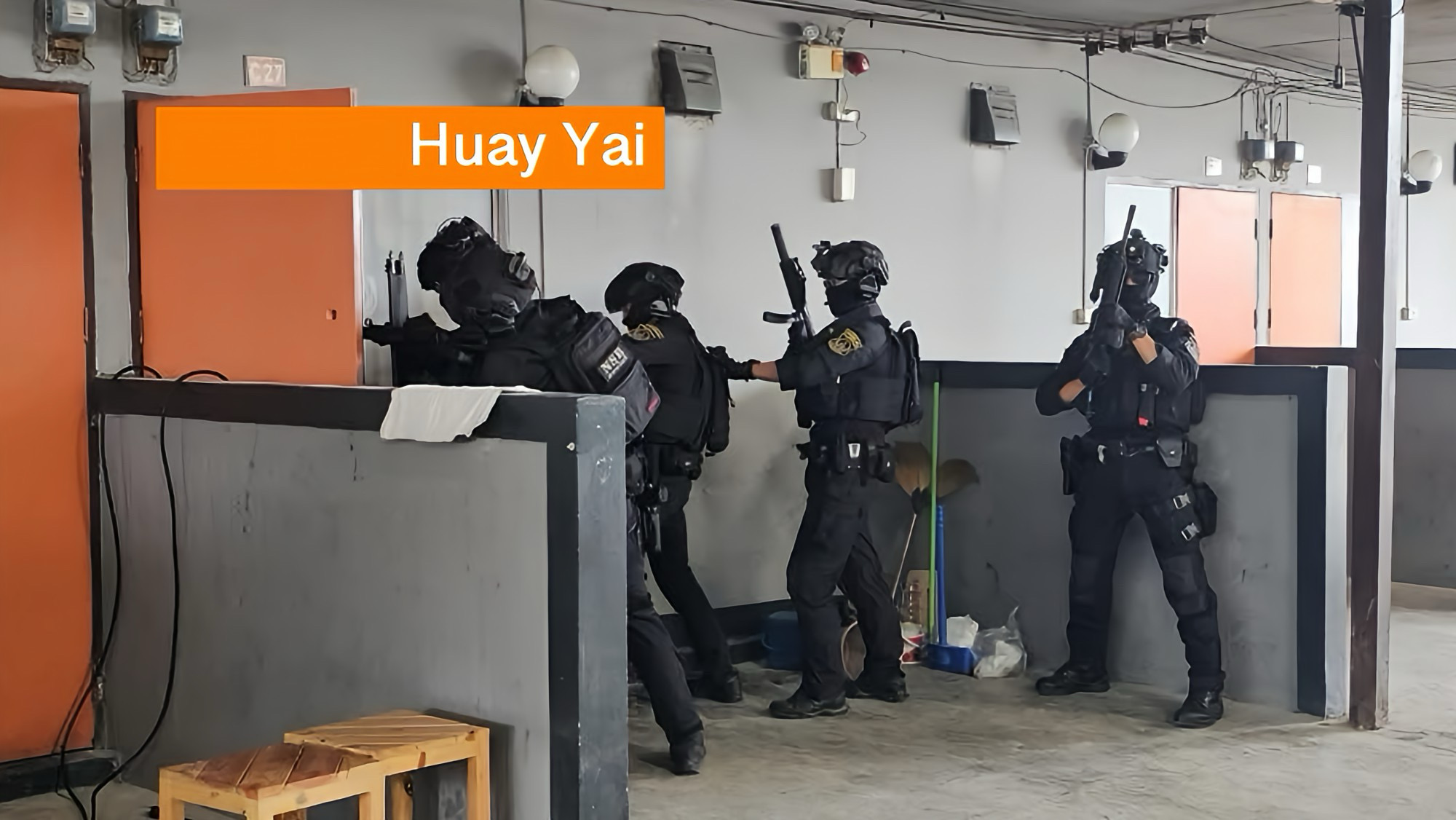 Grote politieactie in Oost-Thailand, 300 agenten omsingelden 20 locaties in Huay Yai, waarbij twee arrestaties werden verricht.