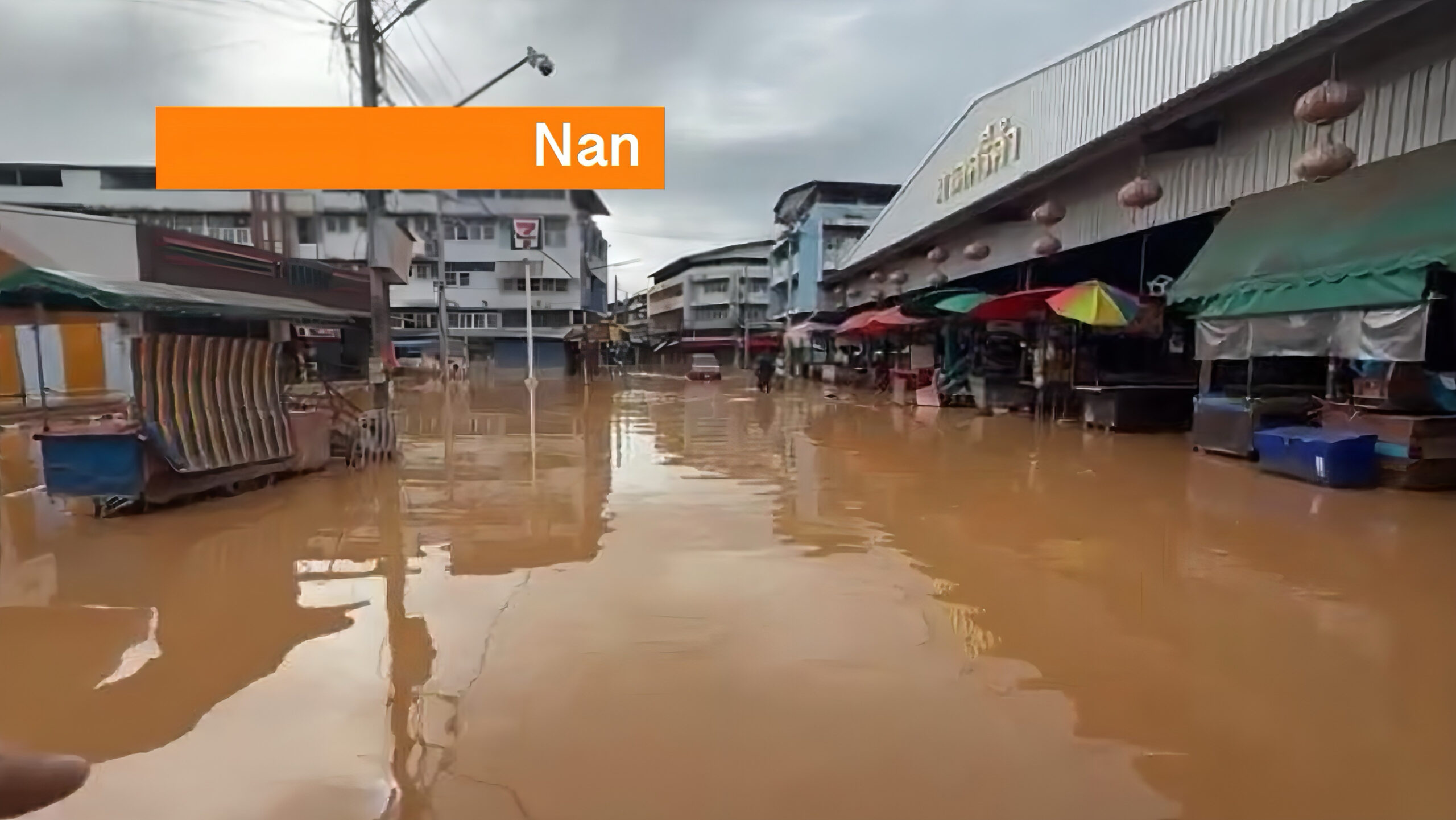 Overstromingen in Noord-Thailand hebben meer dan 66.000 mensen getroffen, het water daalt maar de lucht blijft dreigend.