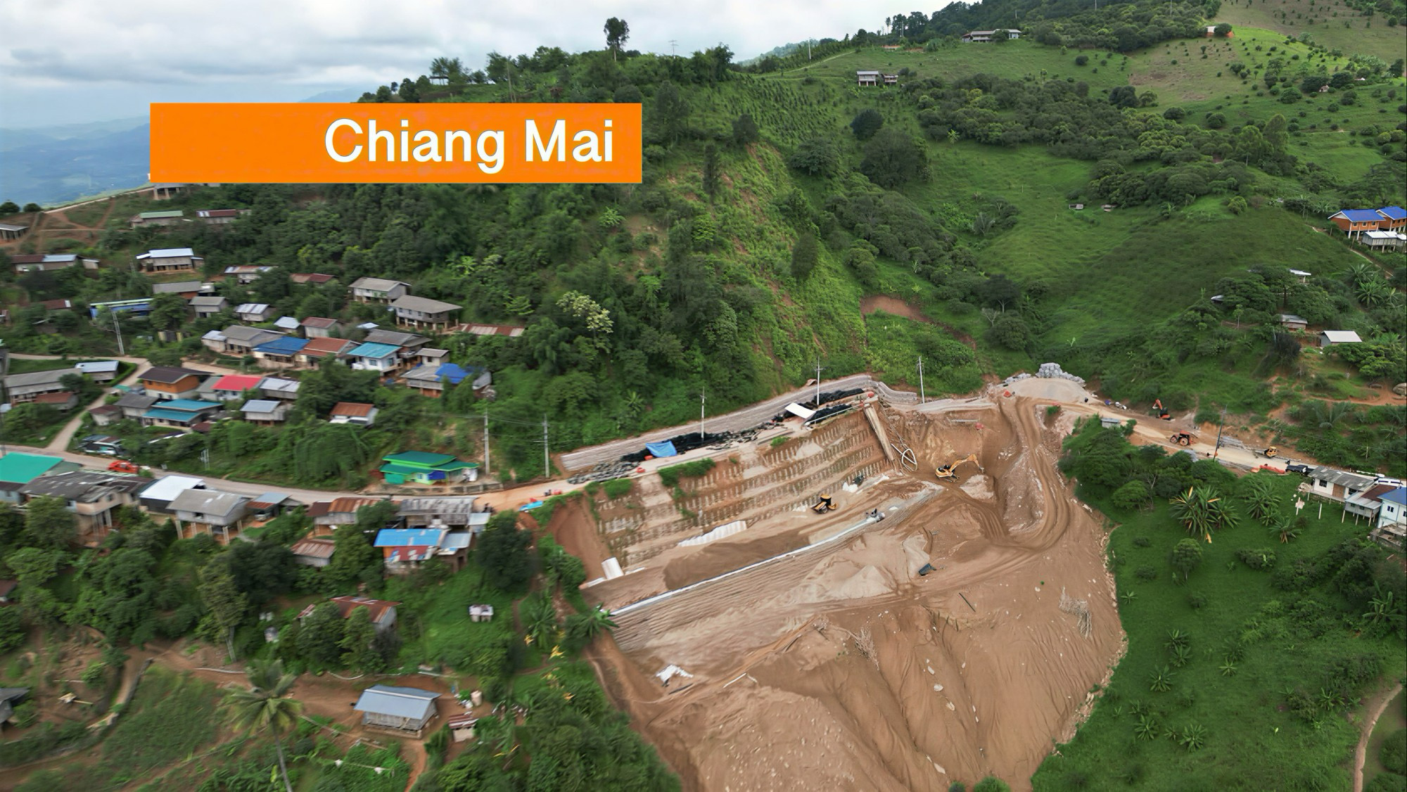 Zeer gevaarlijke wegverzakking in het noordelijke deel van Thailand, Mae Ai (Chiang Mai), een ieder wordt dringend gewaarschuwd.