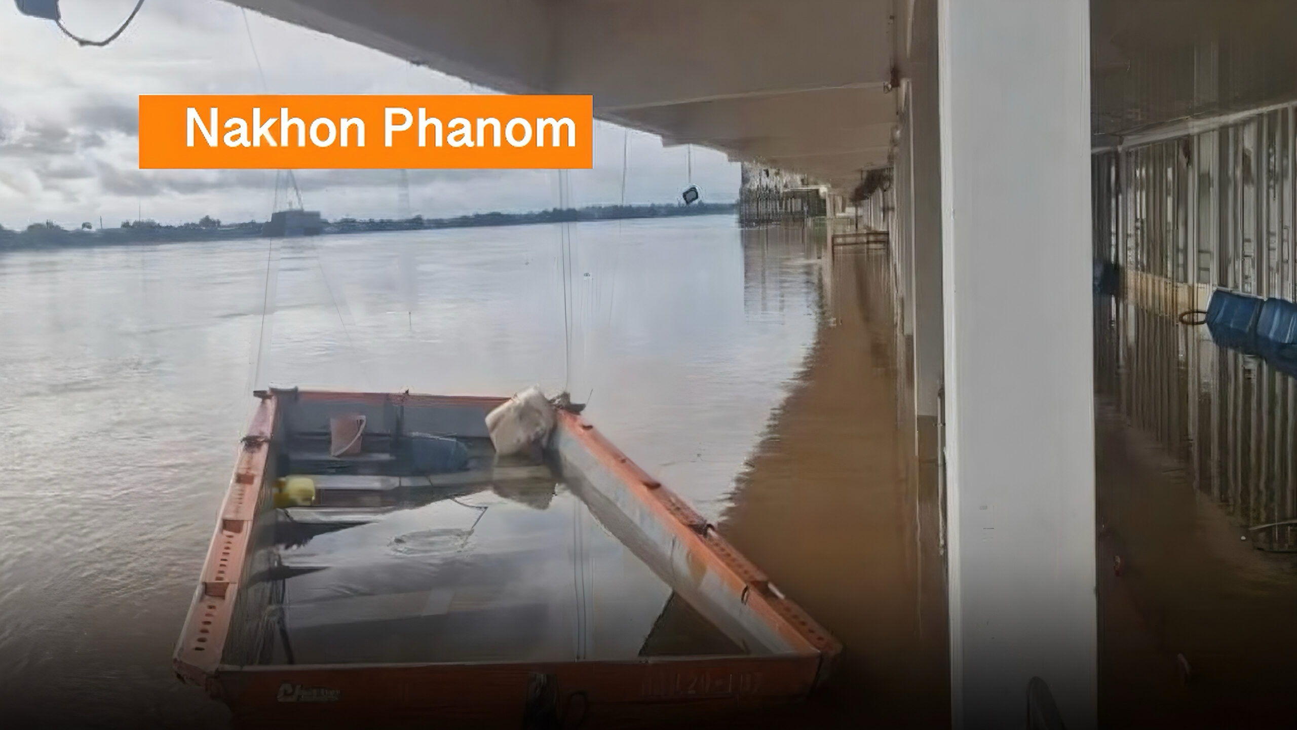 Nog twee luttele centimeter, dan heeft de Mekong rivier in Noord-Thailand zijn kritieke punt benaderd; bewoners zijn gewaarschuwd hun spullen omhoog te brengen.